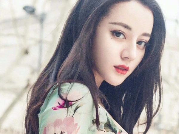 嘟嘴表情萌翻天！迪麗熱巴「超長美腿」與仔仔出席《烈火如歌》發布會！