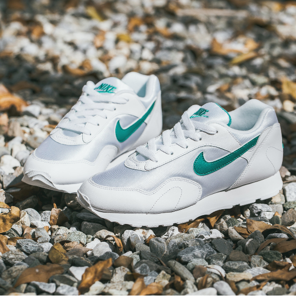復古跑鞋 OG 配色怎能錯過！NIKE 復刻 1993 年誕生的 Nike Outburst 鞋款