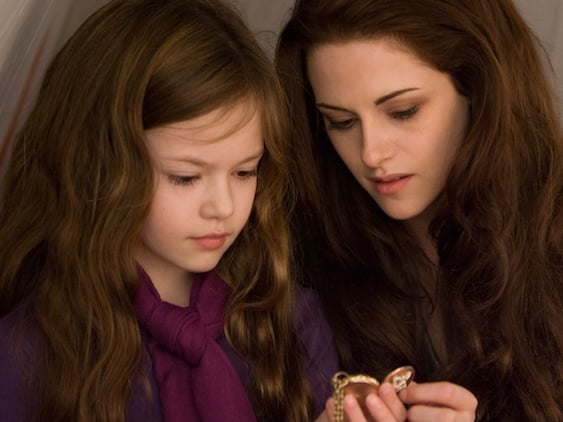 當年《Twilight》的 Bella & Renesmee 再度相見，這一幕太值得留念了！