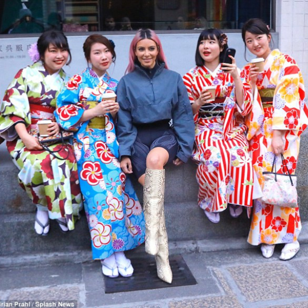 卡達夏姐妹遊日本和服妹搶拍合照，翹臀金的屁股又進化了？