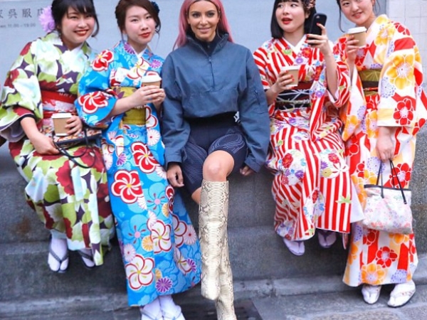 卡達夏姐妹遊日本和服妹搶拍合照，翹臀金的屁股又進化了？
