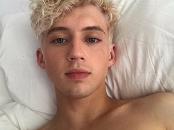 澳洲美男 Troye Sivan 也想演《以你的名字呼喚我》　與瘦弱男主角 Elio 太神似！