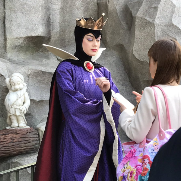 去迪士尼樂園一定要找反派「壞皇后」玩　日本遊客被 S 對待卻超興奮！