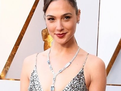 #奧斯卡2018:紅唇 Look 果然和她最合襯!Gal Gadot 以一襲復古銀色長裙閃現 Red Carpet