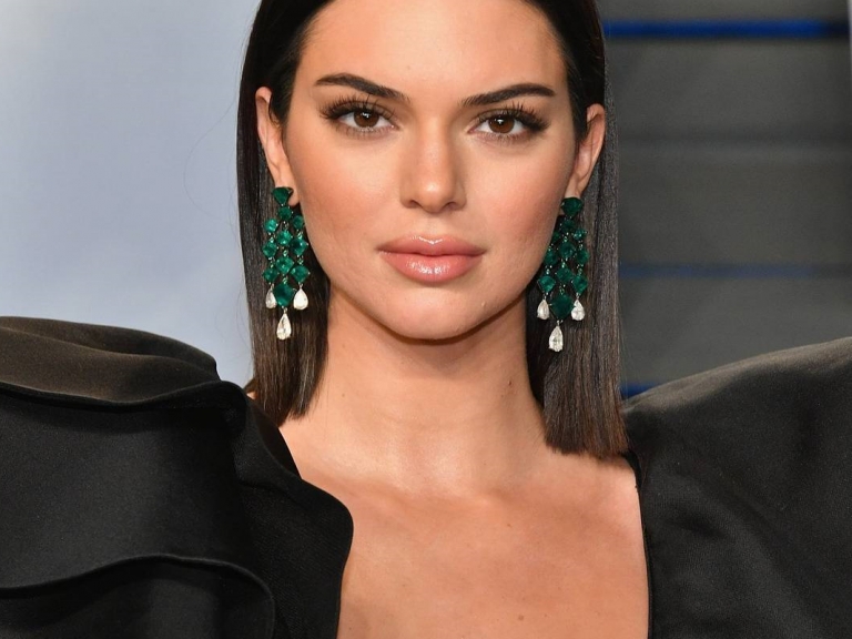 對變性爸爸生氣?第一超模Kendall Jenner「深V翅膀裝」跑趴,不跟爸爸同框!