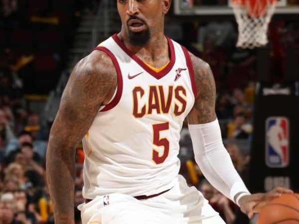 聯盟最死忠 Supreme 粉無誤！J.R.Smith 腳踩「這雙」話題聯名鞋款現身球員通道