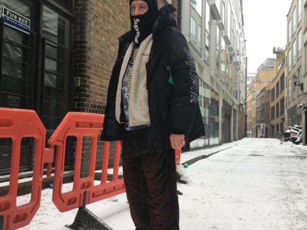 活到老潮到老！「死忠 Supreme 粉」58 歲水果攤阿伯　入手珍貴單品超過 50 件！