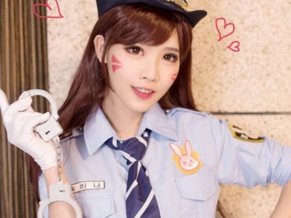 短髮舊照釋出『咪妃』黑絲緊身窄裙扮女警 粉絲激讚：這腿我可以配三碗飯