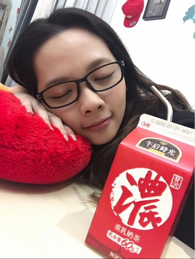 人氣女神『滴妹』粉紅小洋裝啾咪耍萌大放送 粉絲驚喜:哇,拍廣告了!