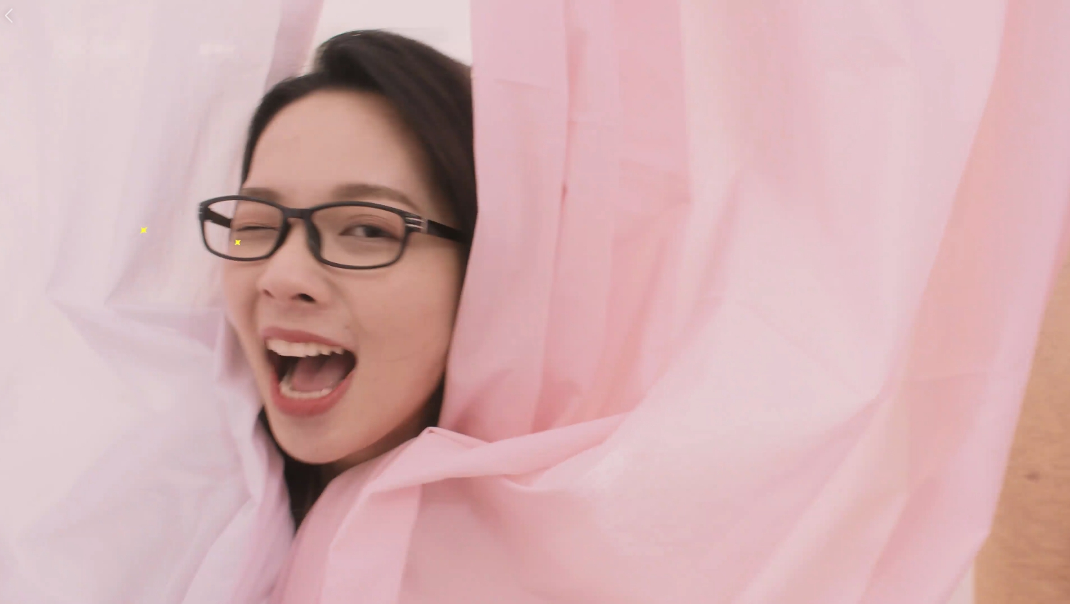 人氣女神『滴妹』粉紅小洋裝啾咪耍萌大放送 粉絲驚喜：哇，拍廣告了！