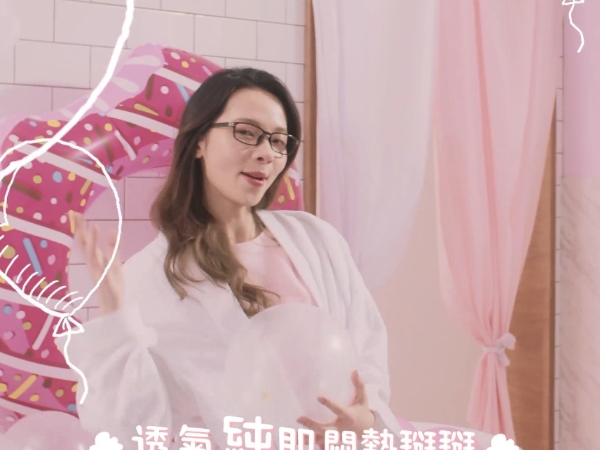人氣女神『滴妹』粉紅小洋裝啾咪耍萌大放送 粉絲驚喜：哇，拍廣告了！