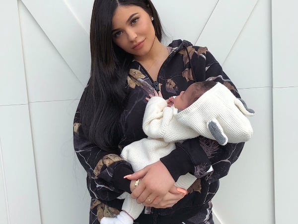 Kylie Jenner出街舉止奇怪 這個動作疑似她又整容了