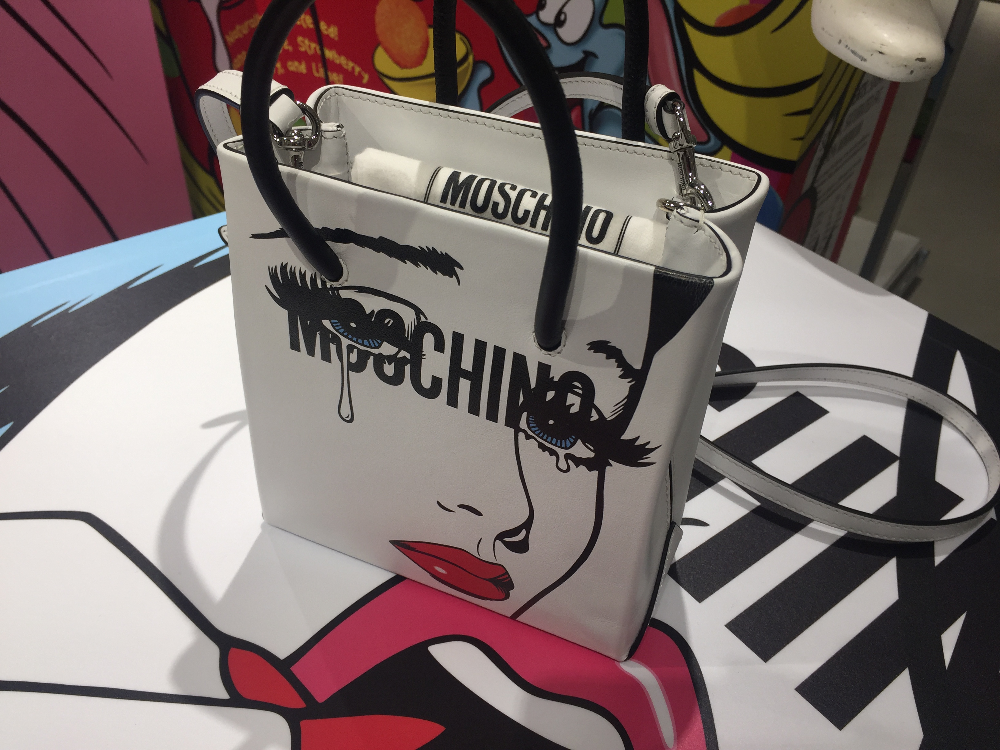 越怪奇越愛！MOSCHINO 與視覺藝術家 Ben Frost 合作 重新玩轉「MOSCHINO EYES」 經典系列