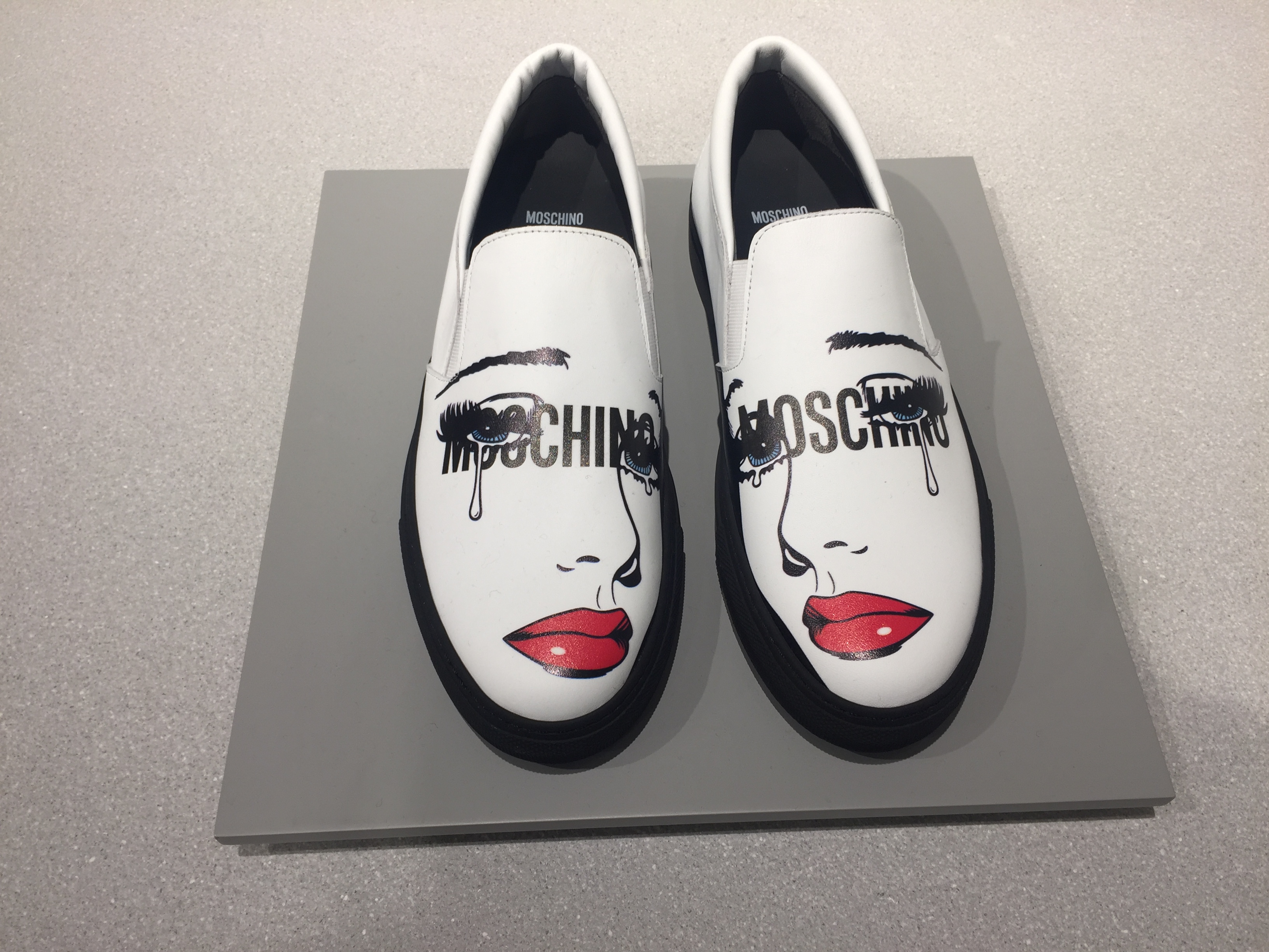 越怪奇越愛！MOSCHINO 與視覺藝術家 Ben Frost 合作 重新玩轉「MOSCHINO EYES」 經典系列