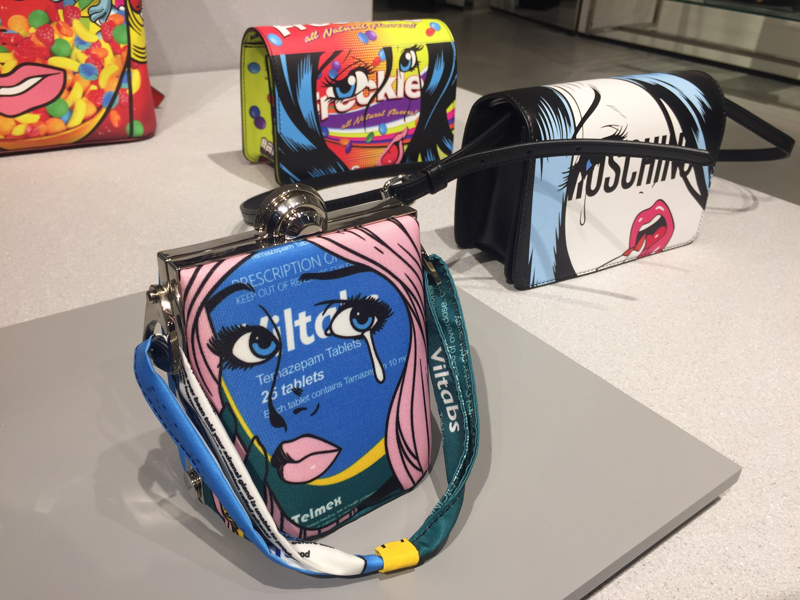越怪奇越愛！MOSCHINO 與視覺藝術家 Ben Frost 合作 重新玩轉「MOSCHINO EYES」 經典系列