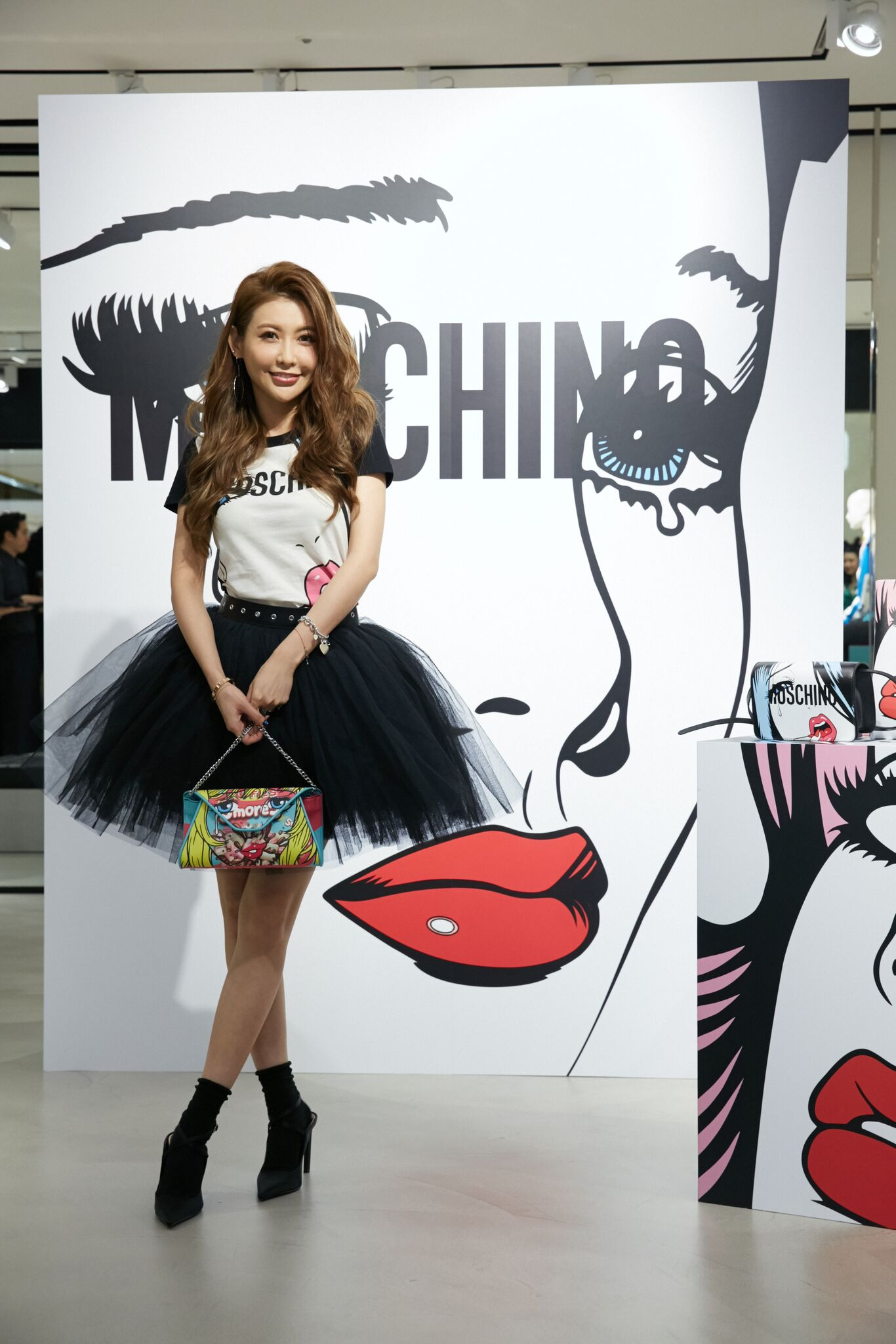 越怪奇越愛!MOSCHINO 與視覺藝術家 Ben Frost 合作 重新玩轉「MOSCHINO EYES」 經典系列