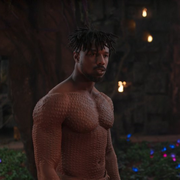 女孩看《黑豹》麥可B喬丹脫衣場面，咬斷牙套被牙醫出賣！