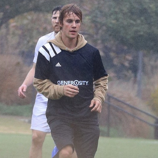 感情先放一旁、風一樣的男子小賈雨中踢足球超熱血！