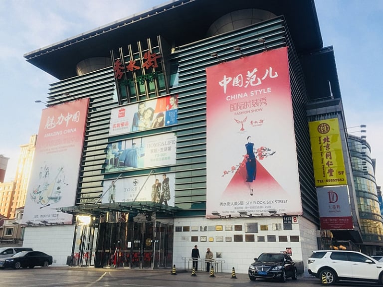 假貨不只明著賣還開商場！直擊北京最狂的 A 貨集散地 - 秀水街大廈