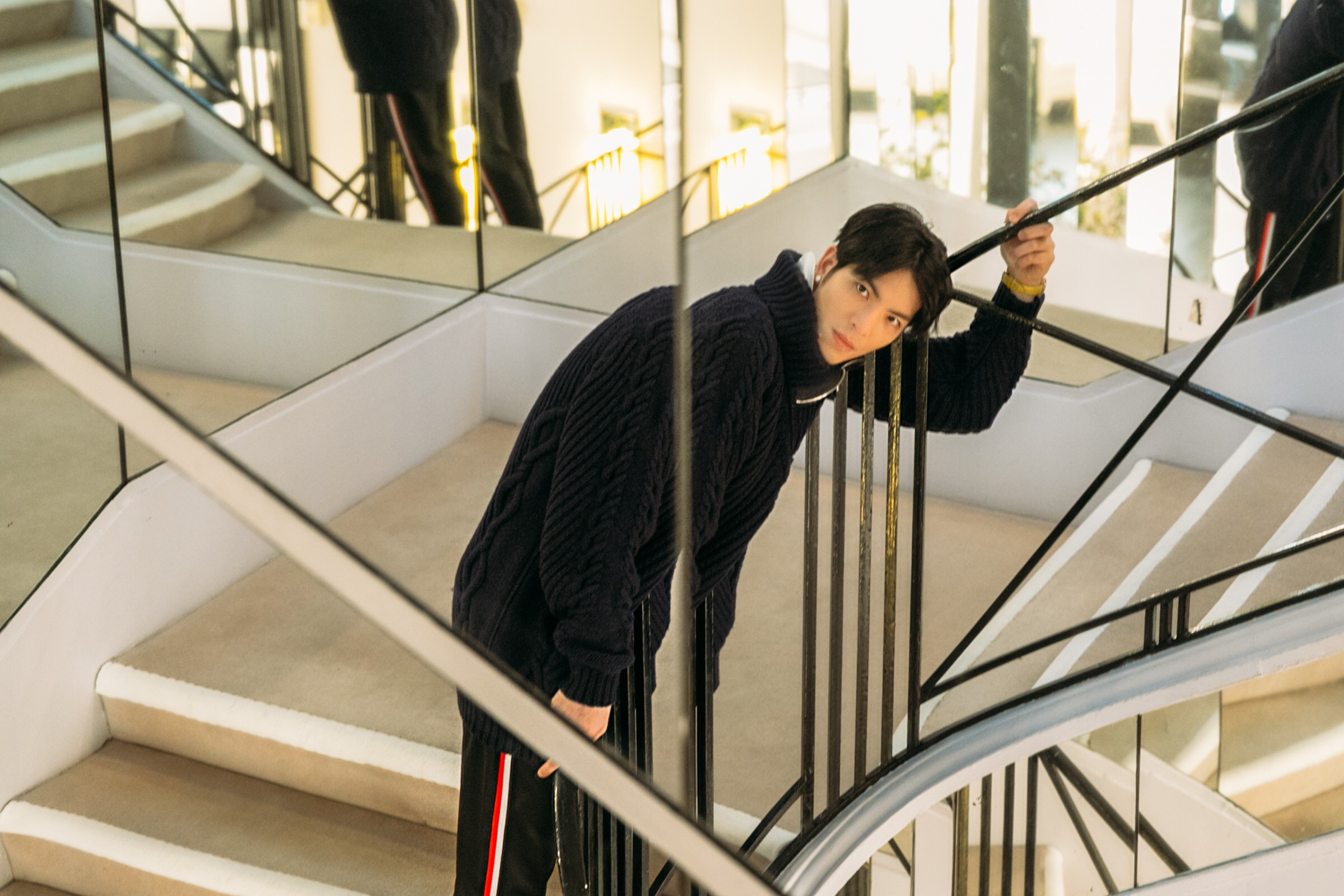 受邀香奈兒參訪！蕭敬騰不忘試躺古董沙發，笑說：不想離開了...