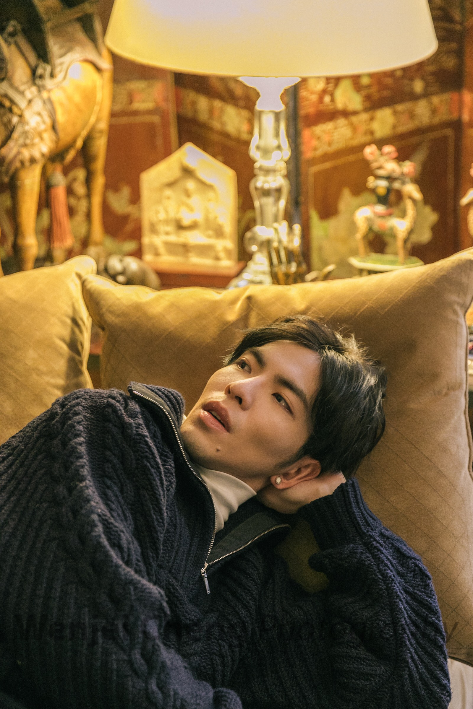 受邀香奈兒參訪！蕭敬騰不忘試躺古董沙發，笑說：不想離開了...