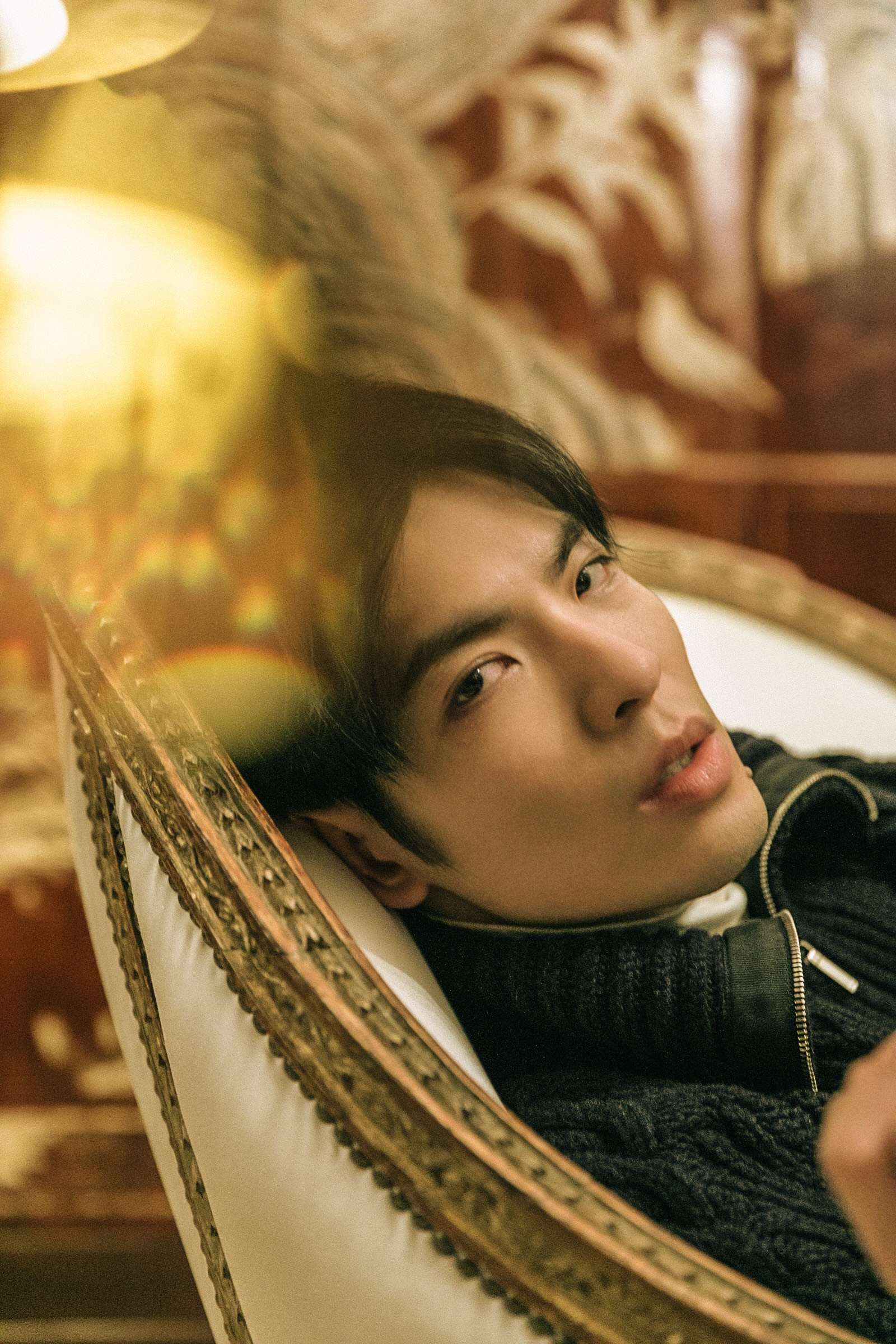 受邀香奈兒參訪！蕭敬騰不忘試躺古董沙發，笑說：不想離開了...