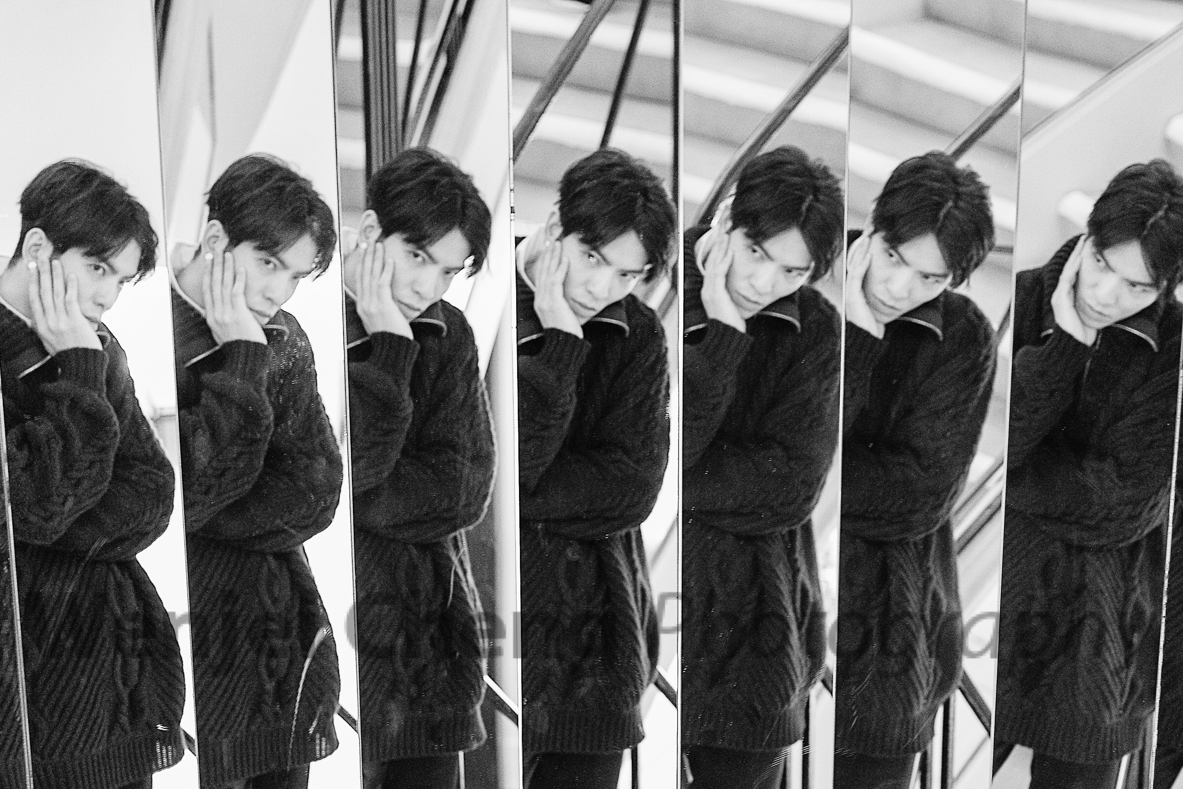 受邀香奈兒參訪！蕭敬騰不忘試躺古董沙發，笑說：不想離開了...