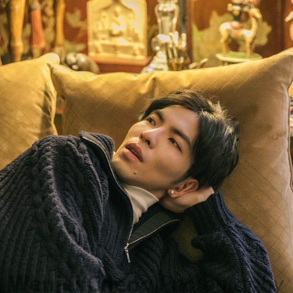 受邀香奈兒參訪！蕭敬騰不忘試躺古董沙發，笑說：不想離開了...