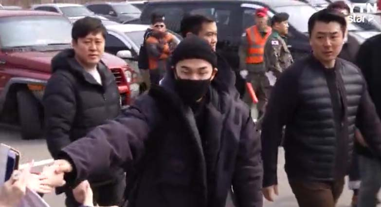 BIGBANG 太陽從軍一身黑,下跪感謝歌迷超感人