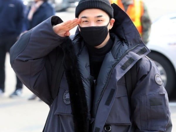 BIGBANG 太陽從軍一身黑,下跪感謝歌迷超感人