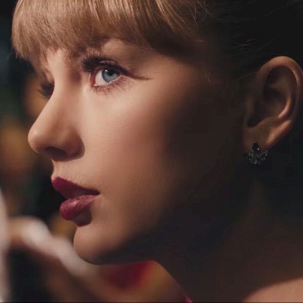 泰勒絲 Taylor Swift 全新音樂錄影帶 Delicate 登場，狂舞、濕身、隱形人橋段