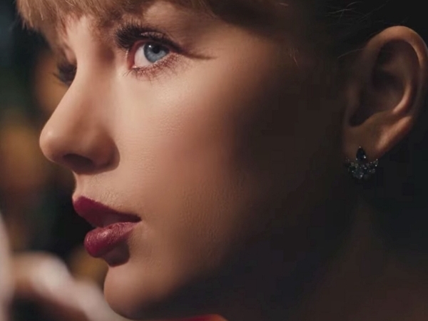 泰勒絲 Taylor Swift 全新音樂錄影帶 Delicate 登場，狂舞、濕身、隱形人橋段
