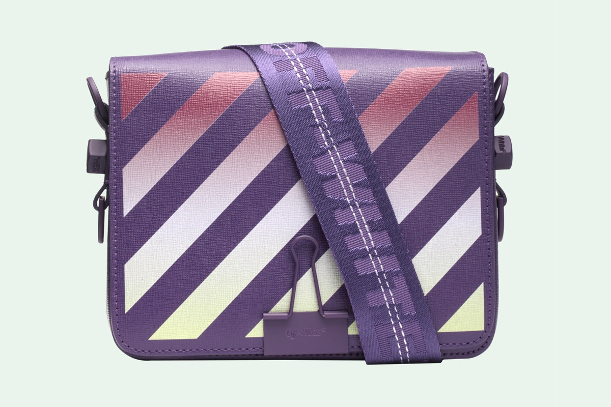 才剛買又推新色？Off-White 當紅標誌性包款 Binder Clip Bag 再新推「漸變色」