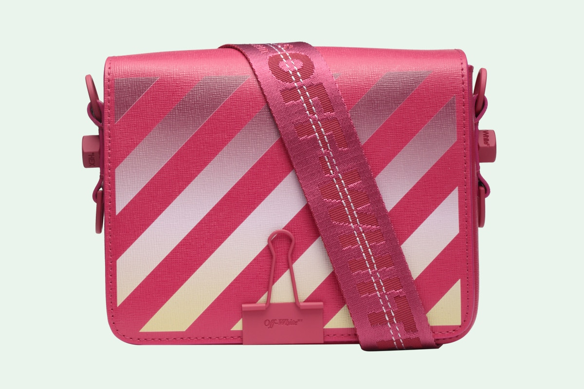 才剛買又推新色？Off-White 當紅標誌性包款 Binder Clip Bag 再新推「漸變色」