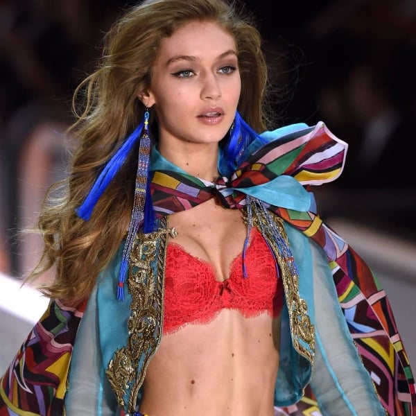 分手還是要美美的！超模  吉吉哈蒂德 「帥氣牛仔裝」和友人看球賽！