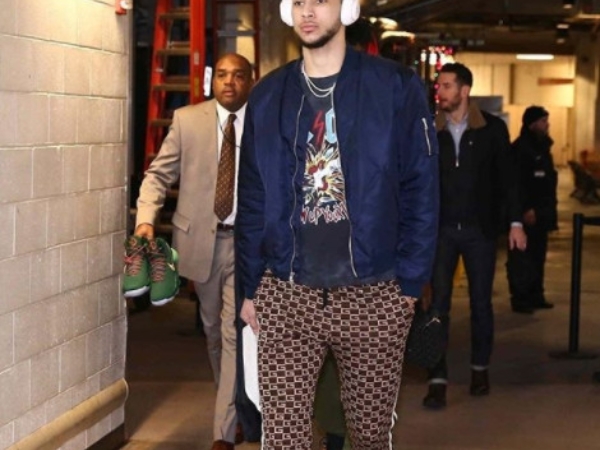 NBA 球星都愛這味！76 人隊 Ben Simmons 也穿上話題聯名鞋款現身球員通道