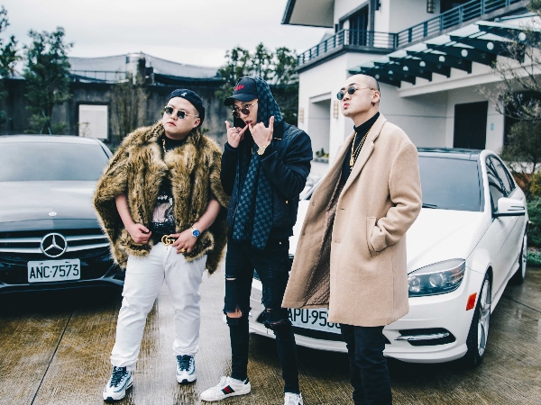 本土Trap炸！臭屁嬰仔高唱招財單曲〈賺呀賺〉不羨慕賺很大，朝著玖壹壹成就前進
