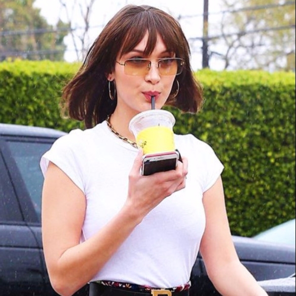 新髮型亮相！超模  貝拉哈蒂德 時尚穿搭，美得像畫報一樣！