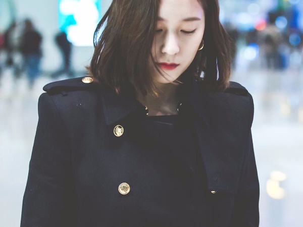 雨中穿風衣好美！Krystal 飛赴香港與「地獄使者」 李棟旭時尚相會！