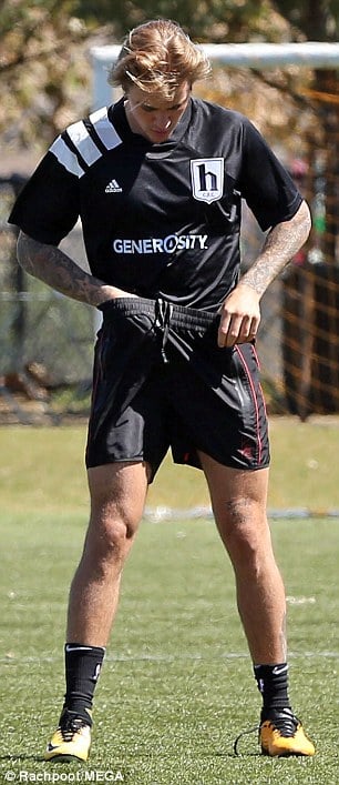 綁上小馬尾,小賈寄情於運動熱血踢球去!