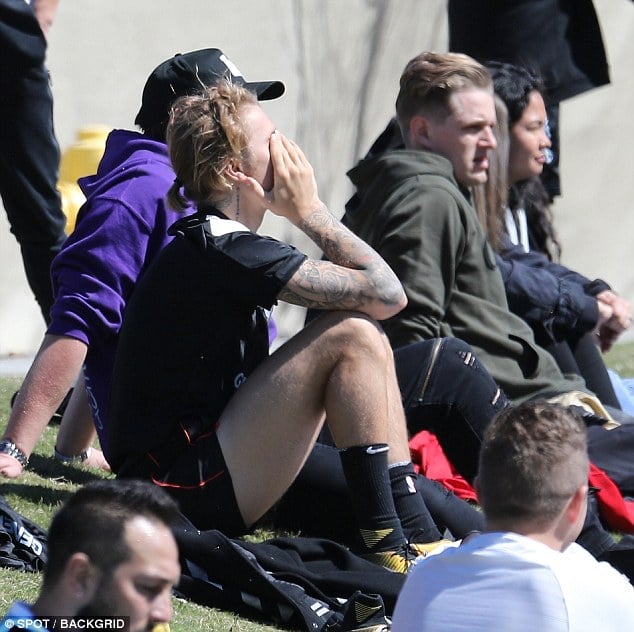 綁上小馬尾,小賈寄情於運動熱血踢球去!