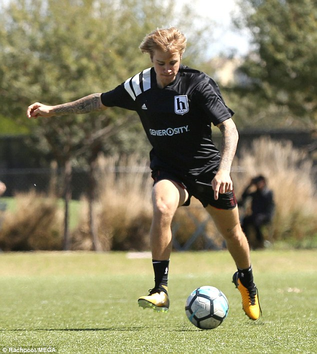 綁上小馬尾,小賈寄情於運動熱血踢球去!