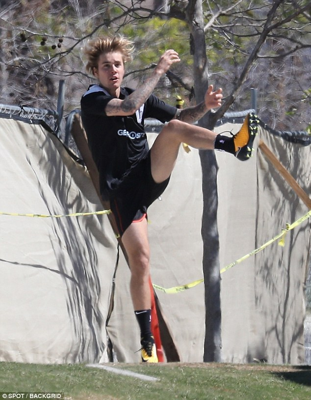 綁上小馬尾,小賈寄情於運動熱血踢球去!