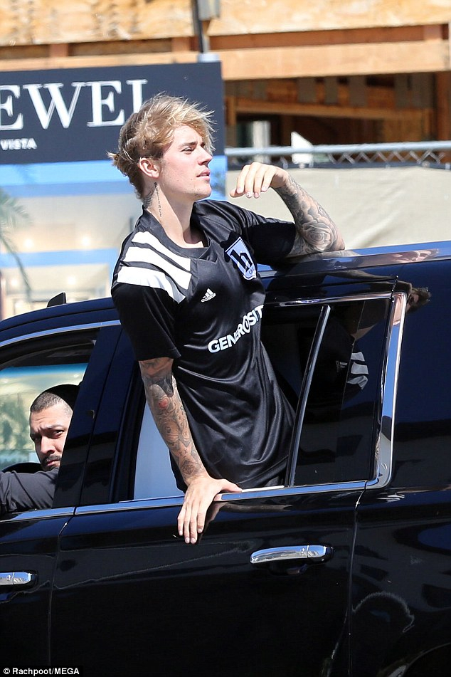 綁上小馬尾,小賈寄情於運動熱血踢球去!