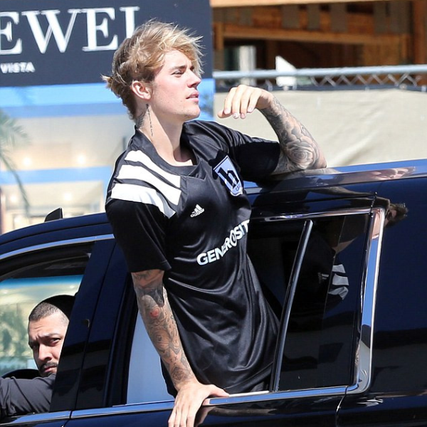 綁上小馬尾，小賈寄情於運動熱血踢球去！