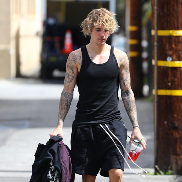 相較於賽琳娜遊艇上開心穿泳裝，小賈則是亂髮穿吊嘎仔一身黑超狼狽！