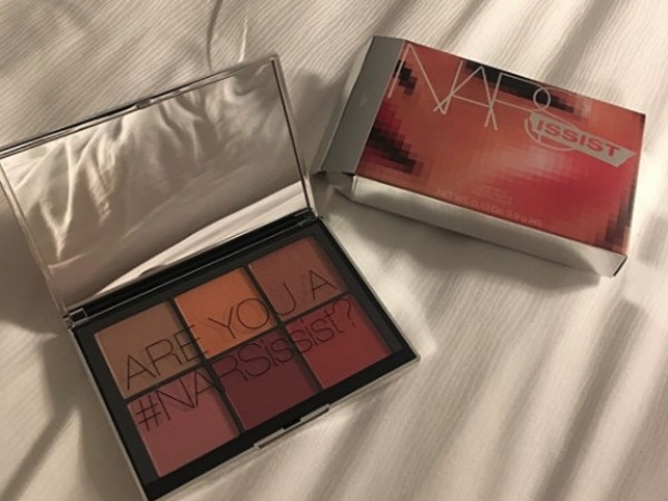 回頭率破表！ NARS 推出「自戀搶戲／眼頰彩盤」， 12 色美哭高喊：「全包！」