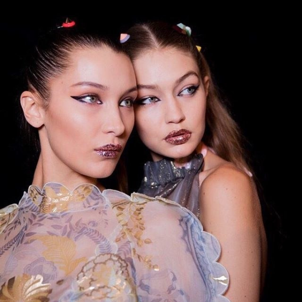 名模的意外事實！貝拉哈蒂德 18 歲前完全沒化過妝　少女時期都忙於做這件事...