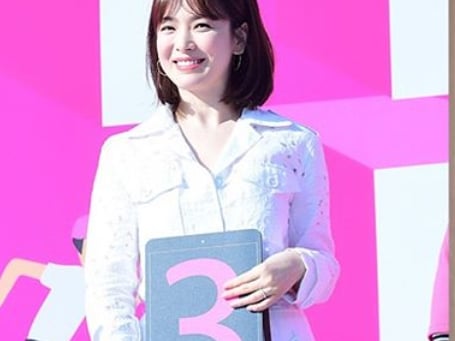 太恩愛！宋慧喬宋仲基「夫妻裝」手勾手街頭散步，「排排坐」吃飯好甜蜜！