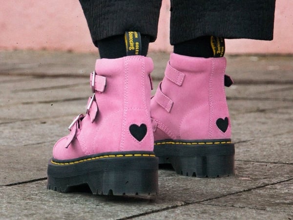 Dr.Ｍartens Ｘ倫敦搞怪 Lazy Oaf 推出聯名款 「麂皮＋愛心扣環」粉色徹底佔領少女心！